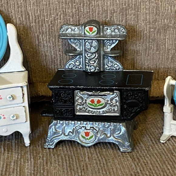 Vtg The Littles Dollhouse Vanity Armoire Stove Cradle Diecast Metal Furniture - Picture 4 of 6